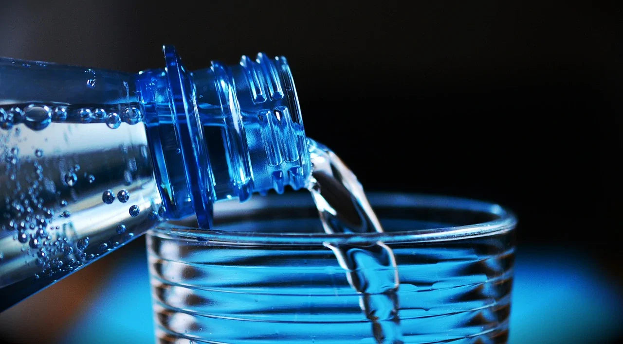 RO gefiltertes Wasser vs. Wasser in Flaschen