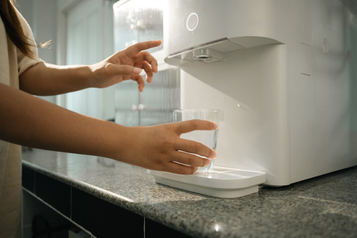 Auftisch-Wasserfilter in einer modernen Küche neben der Spüle.
