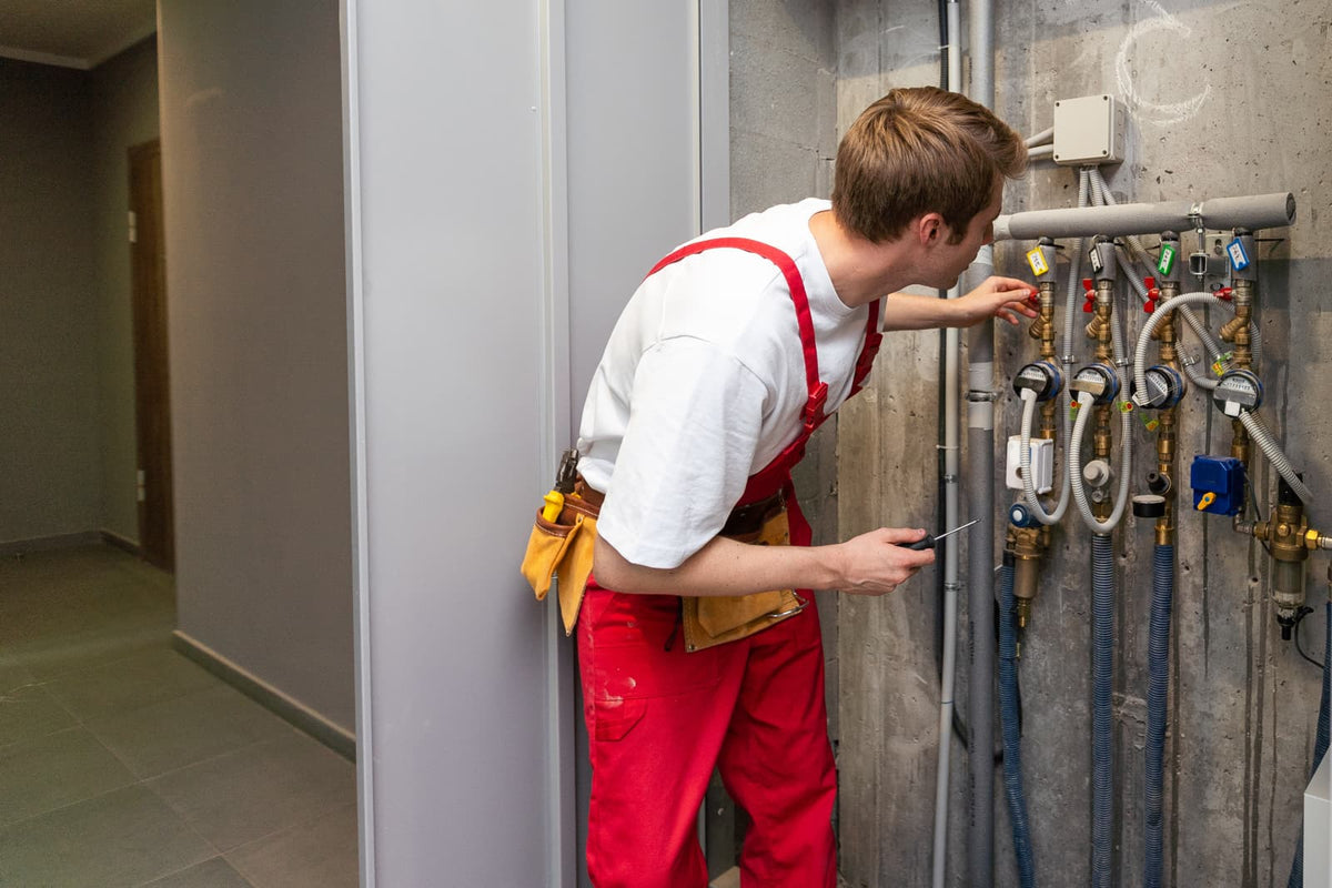 Klempner prüft die hauseigene Wasserleitung, um Maßnahmen zur Entfernung von Eisen aus dem Wasser einzuleiten.